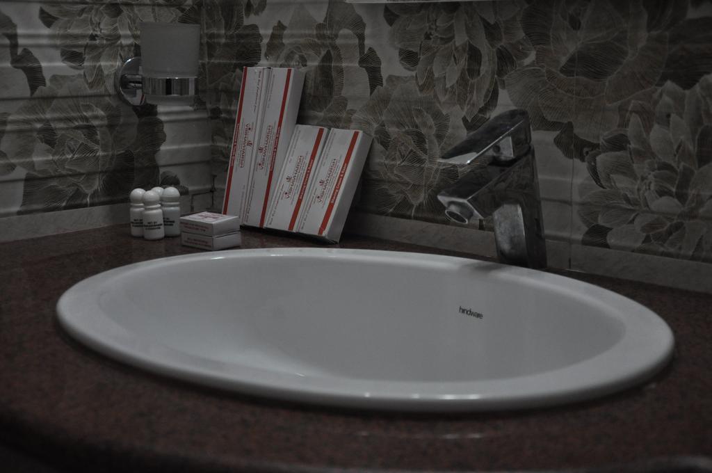Hotel Vibhav Harsh Váránaszi Kültér fotó