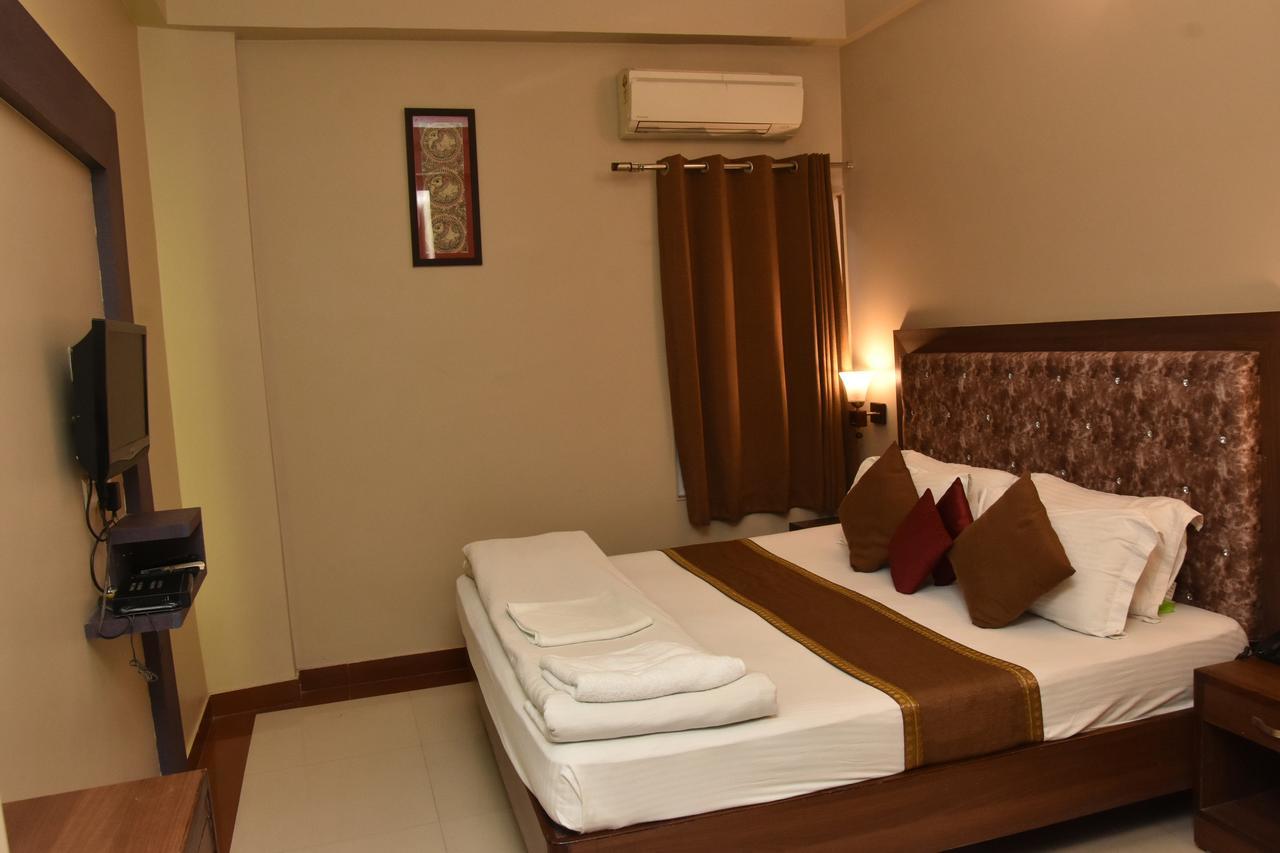 Hotel Vibhav Harsh Váránaszi Kültér fotó